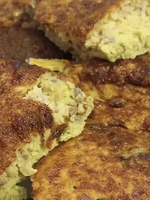 Trancio di frittata di cipolle alta e dorata secondo la ricetta di Eduardo De Filippo su un piatto di ceramica