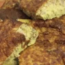 Trancio di frittata di cipolle alta e dorata secondo la ricetta di Eduardo De Filippo su un piatto di ceramica