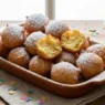 Vassoio di Castagnole morbide fritte passate nello zucchero a velo