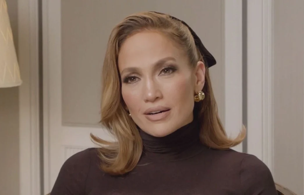 i pantaloni di Zara che indossa Jennifer Lopez