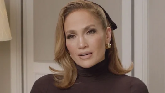 i pantaloni di Zara che indossa Jennifer Lopez