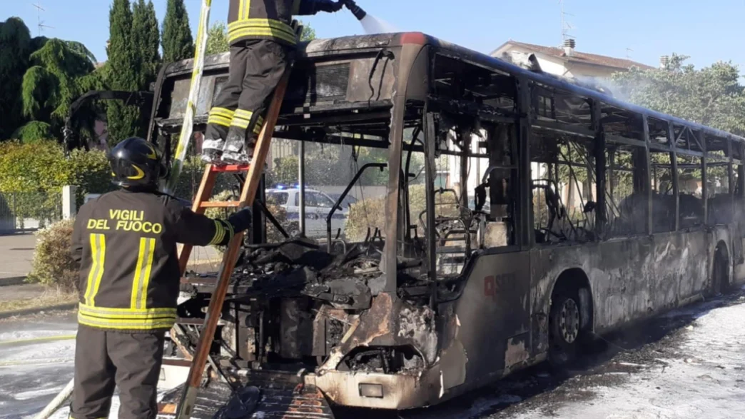 Reggio Emilia, Incubo in Gita scolastica- Autubus prende fuoco