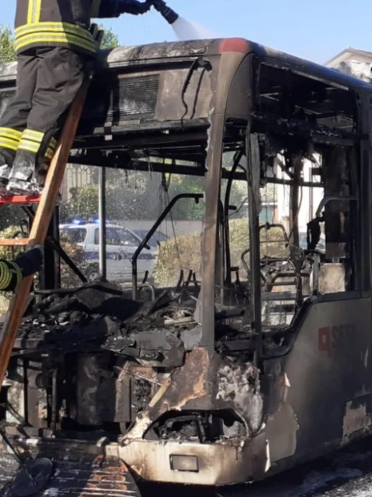 Reggio Emilia, Incubo in Gita scolastica- Autubus prende fuoco