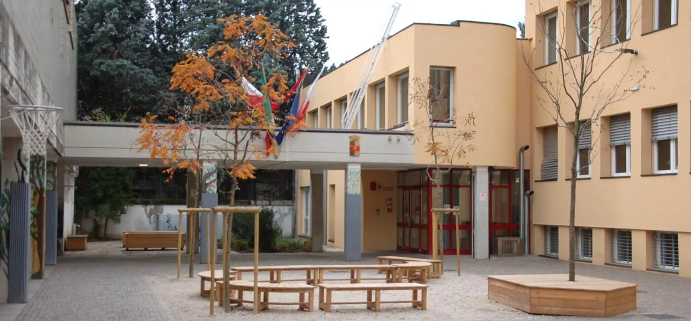 cortile scuola insegnante