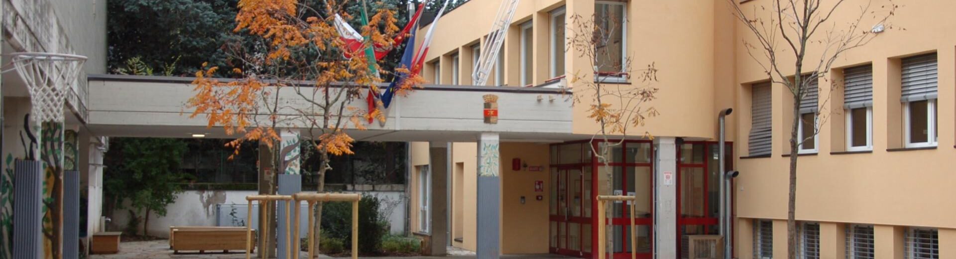 cortile scuola insegnante