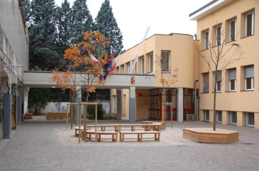cortile scuola insegnante
