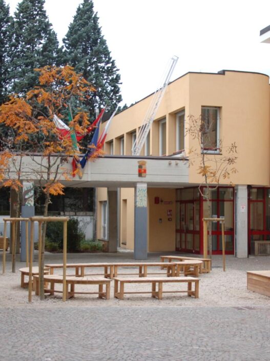 cortile scuola insegnante
