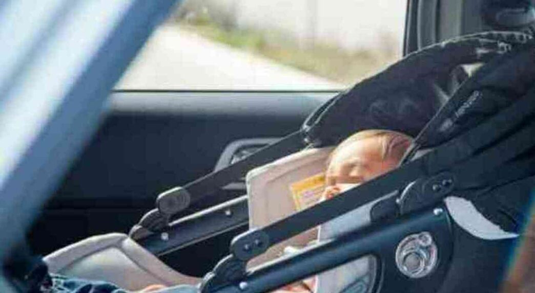 Bimbo di 2 anni e mezzo muore dopo essere stato dimenticato in auto sotto il sole