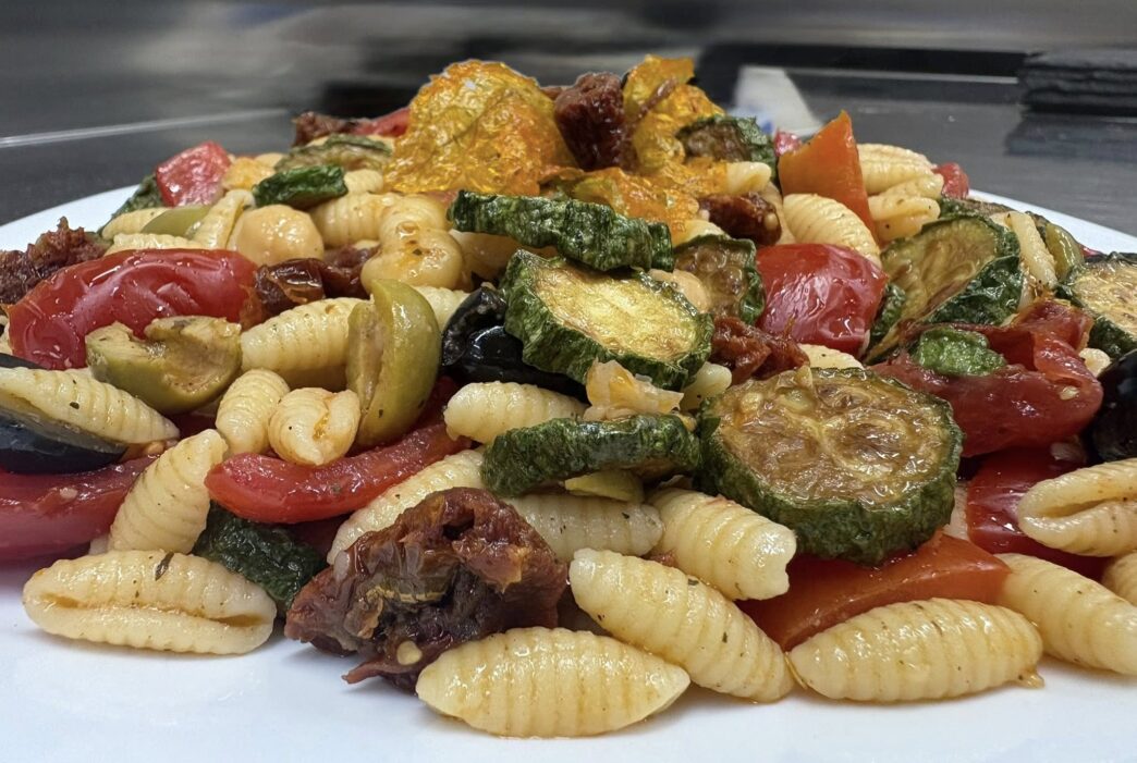 Gnocchetti sardi, pomodorini del Vesuvio, pomodori secchi, ceci biondi al vapore, zucchine, olive.