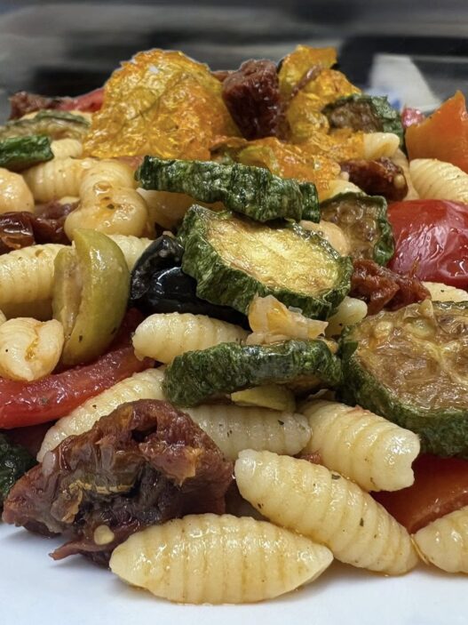 Gnocchetti sardi, pomodorini del Vesuvio, pomodori secchi, ceci biondi al vapore, zucchine, olive.