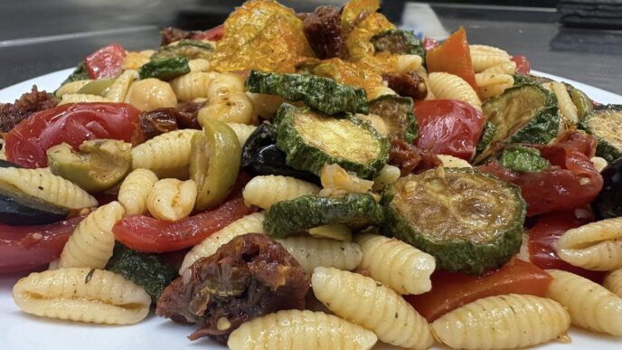 Gnocchetti sardi, pomodorini del Vesuvio, pomodori secchi, ceci biondi al vapore, zucchine, olive.