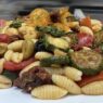 Gnocchetti sardi, pomodorini del Vesuvio, pomodori secchi, ceci biondi al vapore, zucchine, olive.