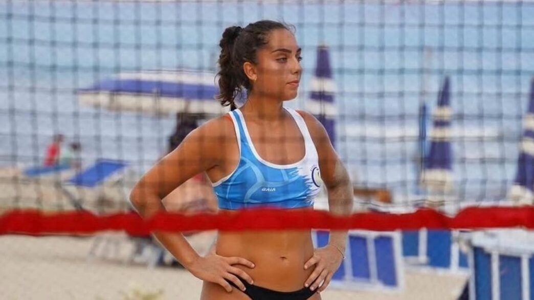 Simona Cinà in spiaggia