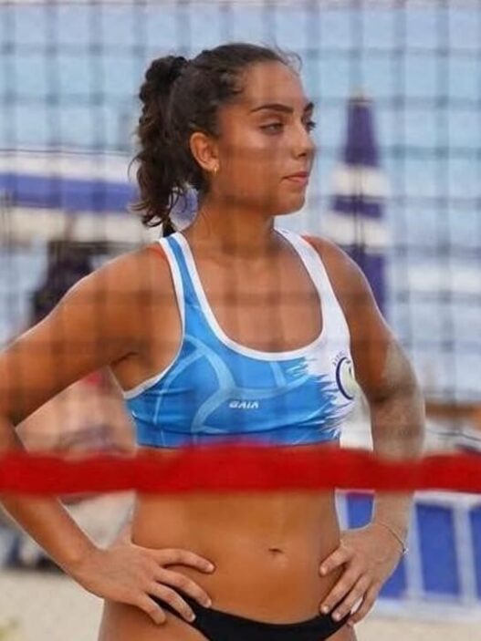 Simona Cinà in spiaggia