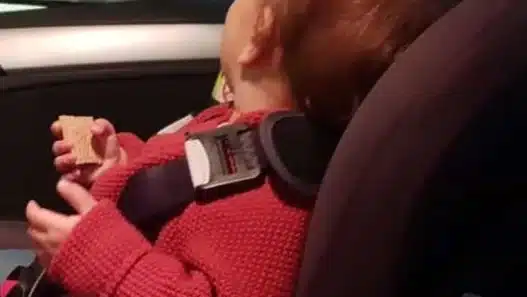 bimbo di due anni cade dall’auto in corsa