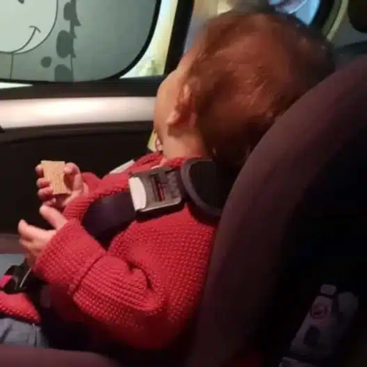 bimbo di due anni cade dall’auto in corsa