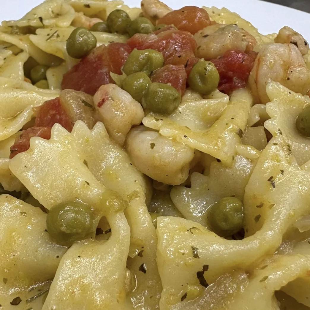 farfalle con piselli, pomodori e gamberetti
