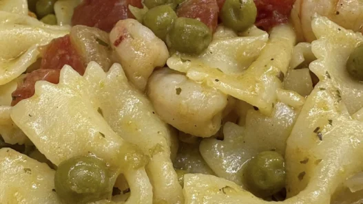 farfalle con piselli, pomodori e gamberetti