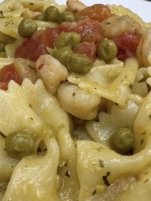 farfalle con piselli, pomodori e gamberetti
