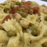farfalle con piselli, pomodori e gamberetti