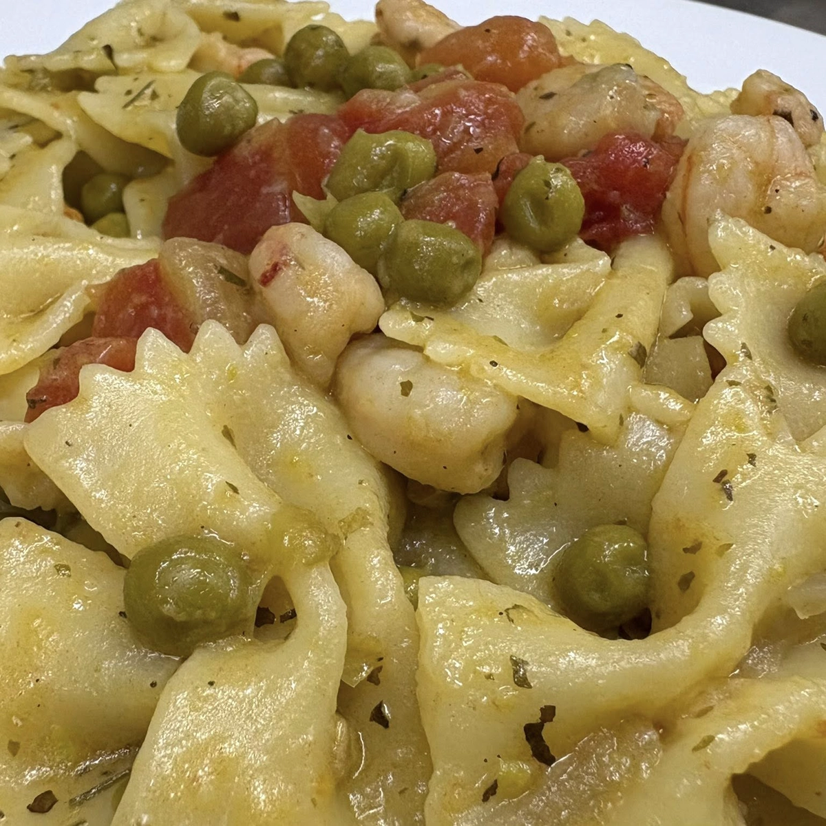 farfalle con piselli, pomodori e gamberetti