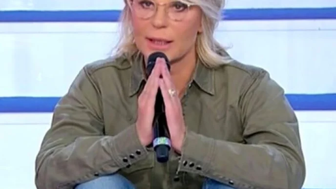 maria de filippi sulle scale di uomini e donne