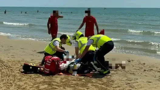 tragedia a grado, bambina annega al mare
