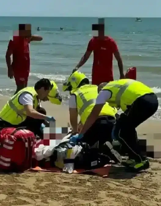 tragedia a grado, bambina annega al mare