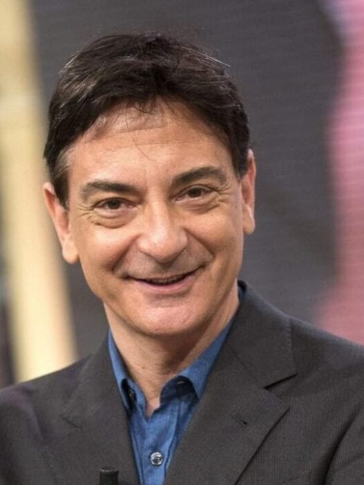 Un foto di Paolo Fox mentre dice l'oroscopo