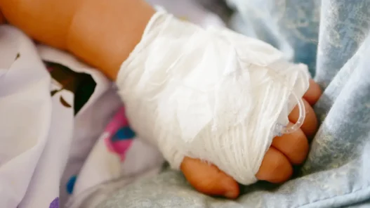 Bambino di 2 anni accoltellato dalla sorella più grande