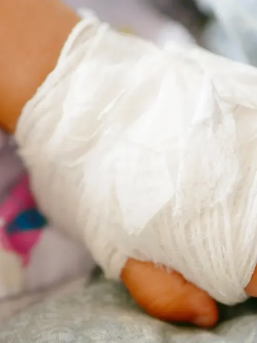 Bambino di 2 anni accoltellato dalla sorella più grande