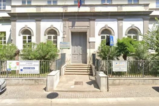 Il dramma si è consumato intorno alle 10 di oggi. La studentessa, che frequentava la seconda media, avrebbe lasciato un bigliettino sul banco prima di chiedere alla professoressa di poter uscire per andare in bagno: «Mi dispiace», sarebbe stato il messaggio scritto. Da quel momento non ha più fatto ritorno in aula.