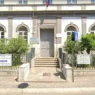 Il dramma si è consumato intorno alle 10 di oggi. La studentessa, che frequentava la seconda media, avrebbe lasciato un bigliettino sul banco prima di chiedere alla professoressa di poter uscire per andare in bagno: «Mi dispiace», sarebbe stato il messaggio scritto. Da quel momento non ha più fatto ritorno in aula.