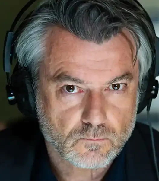 Michele Saviani in studio a Radio Golfo 99 durante la diretta