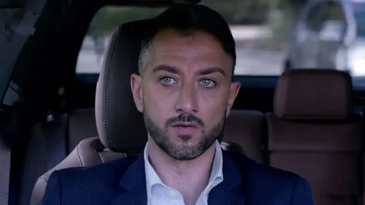 Gennaro in macchina seduto