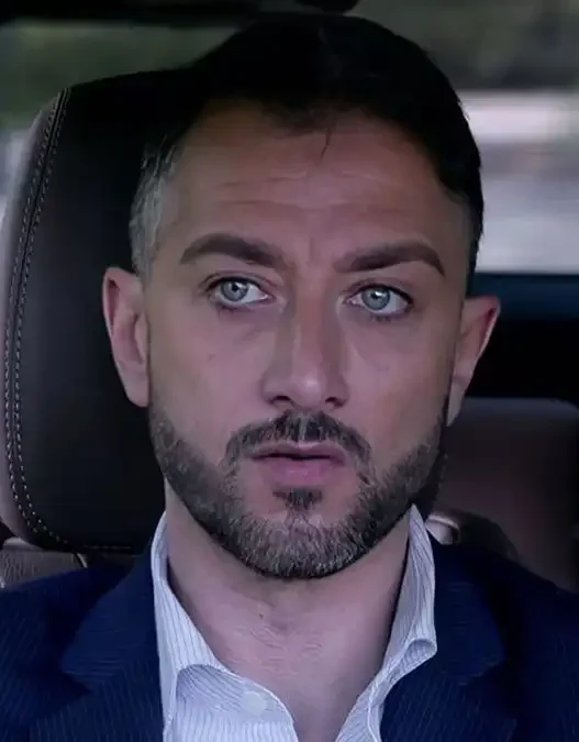 Gennaro in macchina seduto