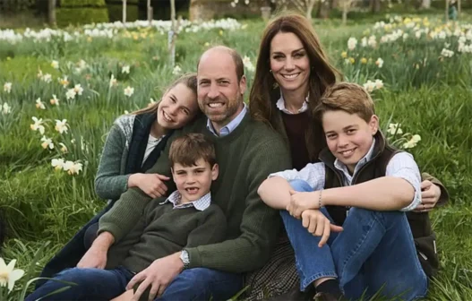Perché i biglietti d'auguri della famiglia reale non sono natalizi