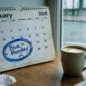 Calendario con la data del terzo lunedì di gennaio cerchiata in blu e una tazza di caffè