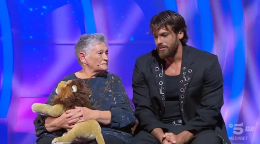 Can Yaman commosso nello studio di C'è Posta per Te