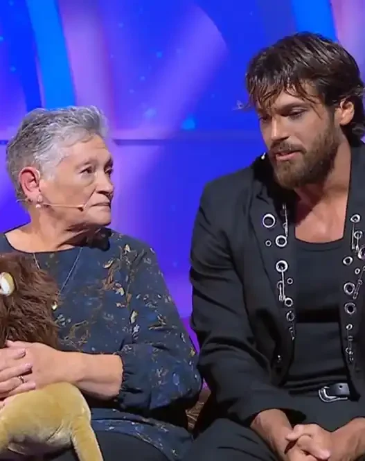 Can Yaman commosso nello studio di C'è Posta per Te