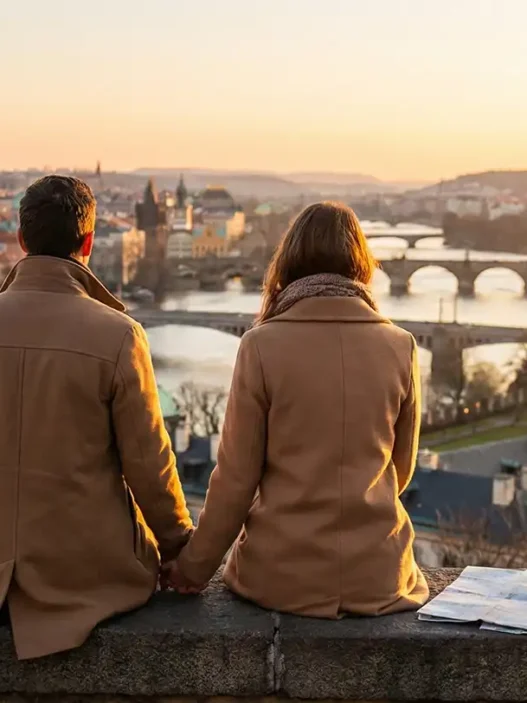 Coppia viaggio San Valentino 2026 panorama tramonto.