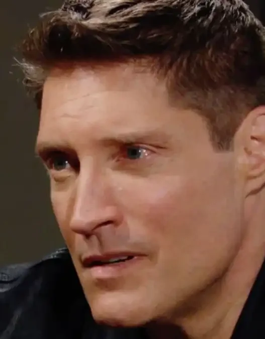 Deacon Sharpe parla con una scioccata Hope Logan nell'episodio di Beautiful, mentre sullo sfondo appare Sheila Carter