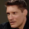 Deacon Sharpe parla con una scioccata Hope Logan nell'episodio di Beautiful, mentre sullo sfondo appare Sheila Carter