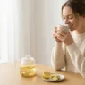 Donna beve tisana detox post befana dieta.