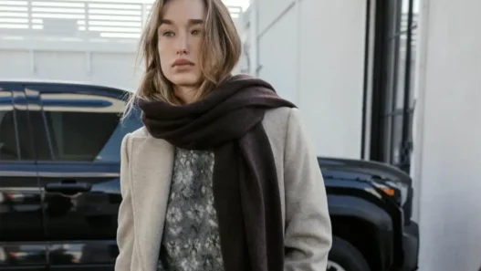 Donna con cappotto cammello Zara e borsa elegante in città