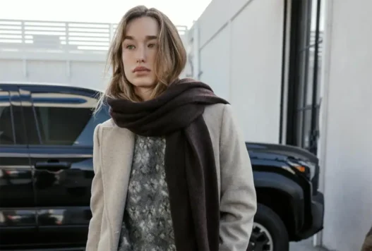 Donna con cappotto cammello Zara e borsa elegante in città