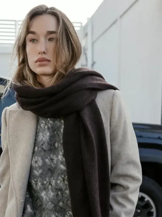 Donna con cappotto cammello Zara e borsa elegante in città