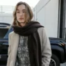 Donna con cappotto cammello Zara e borsa elegante in città