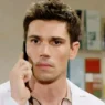 Finn discute al telefono preoccupato