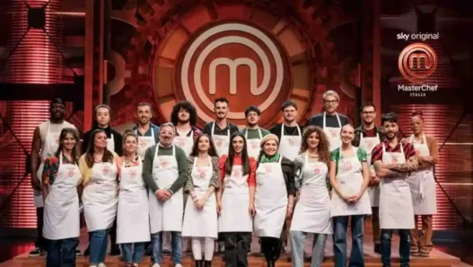I giudici Bruno Barbieri, Antonino Cannavacciuolo e Giorgio Locatelli osservano i concorrenti durante una Mystery Box di MasterChef Italia 15